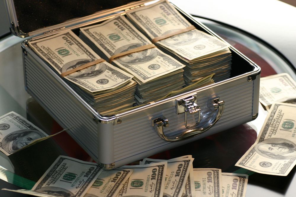 Uang rupiah dan dompet untuk ilustrasi bonus deposit harian