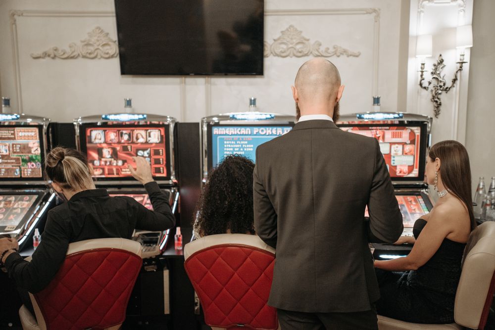 Pemain mencoba mesin slot di lantai kasino